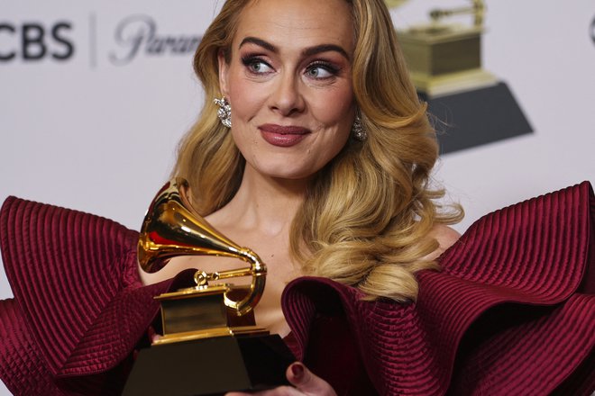 Adele je leta 2013 postala članica Reda britanskega imperija. FOTO: Mike Blake, Reuters
