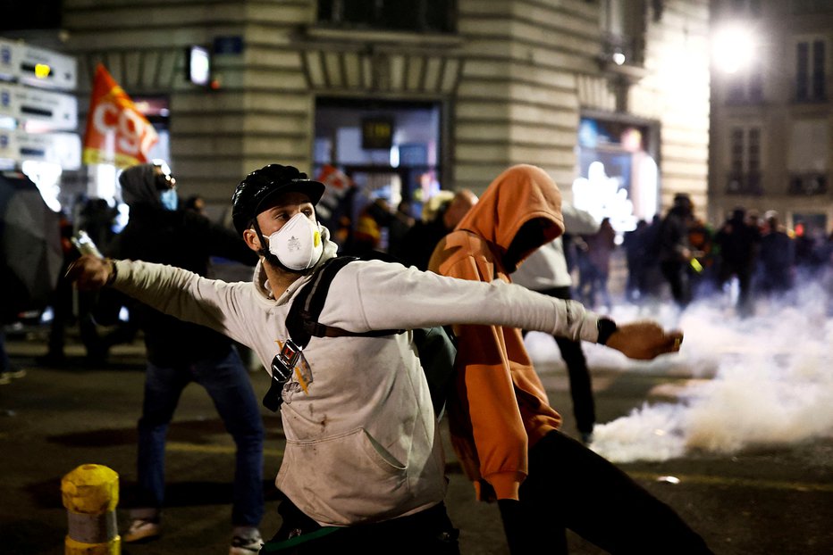 Fotografija: Policija je pri praznjenju trga med drugim uporabila tudi vodni top. FOTO: Stephane Mahe, Reuters
