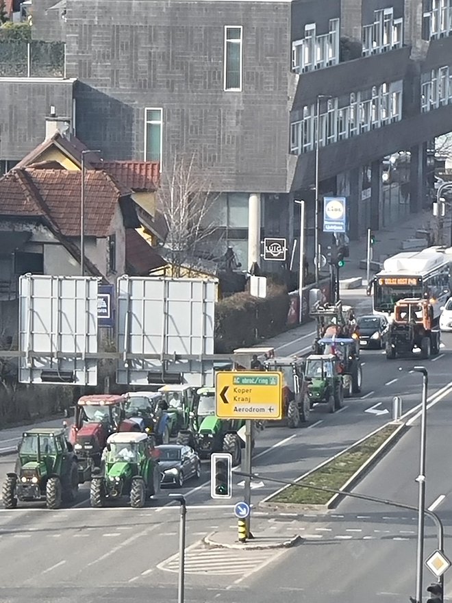 Desant traktorjev na center, je fotografije pospremil bralec Janez. FOTO: Bralec Janez
