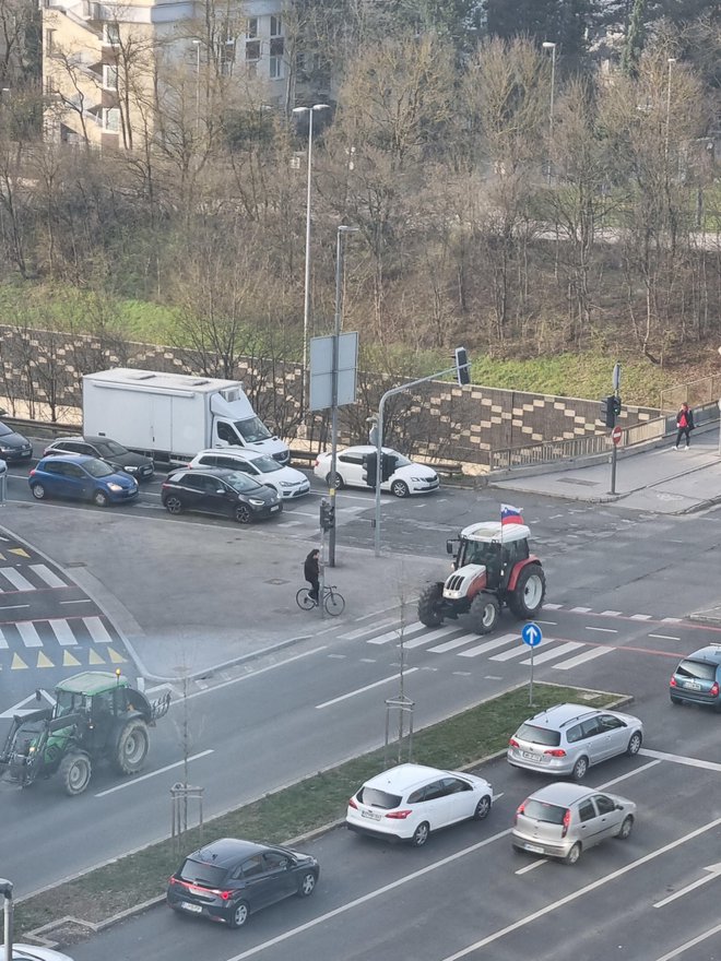 Desant traktorjev na center, je fotografije pospremil bralec Janez. FOTO: Bralec Janez
