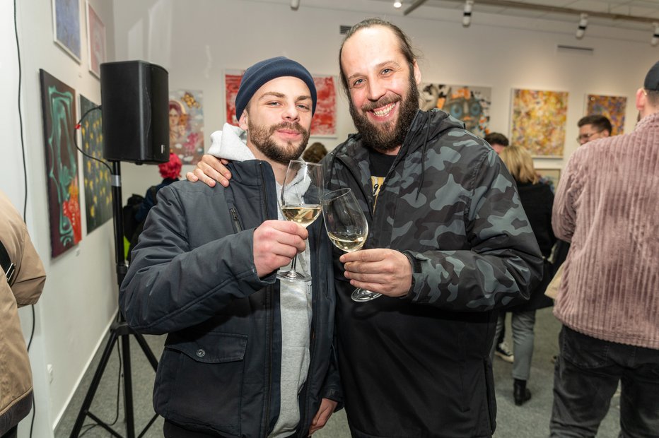 Fotografija: Razstavo sta si ogledala tudi družbenokritična glasbenika Marko Kociper - Emkej in Michael Leopold - Leopold I. FOTOGRAFIJE: MEDIASPEED.net
