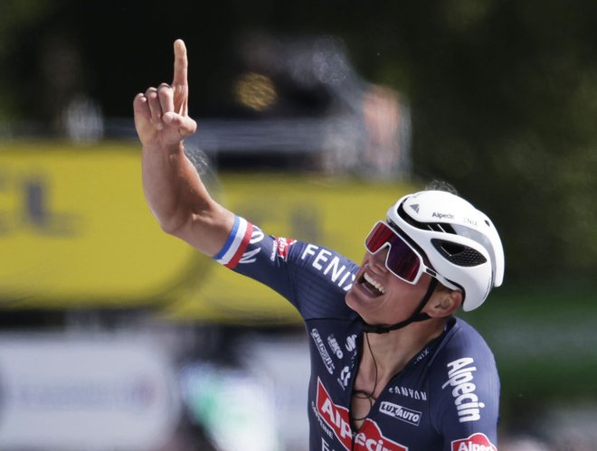 Najprej je Milano-Sanremo dobil dedek Raymond Poulidor, zdaj še njegov vnuk Mathieu van der Poel. FOTO: Stephane Mahe/Reuters
