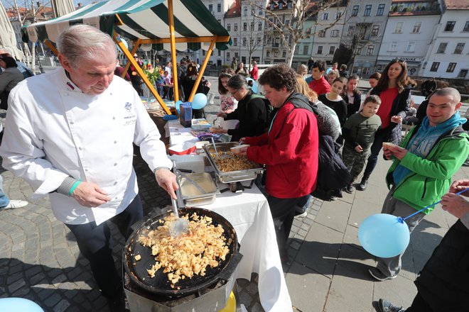 Da med prijetnim druženjem ni krulilo v želodčkih, je skrbel chef Jožef Oseli.
