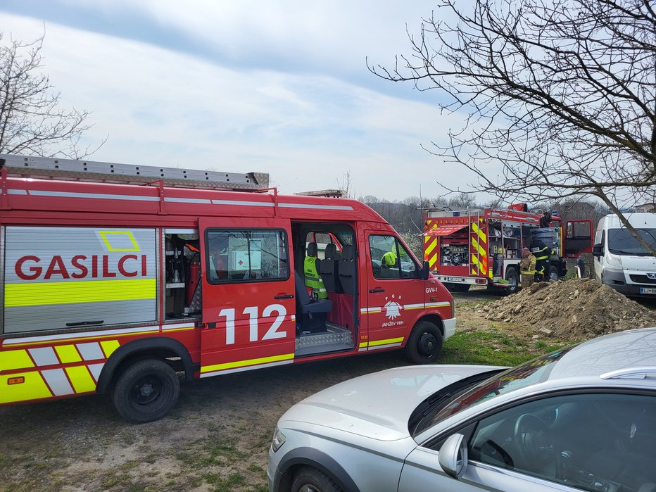 Fotografija: Že pred prihodom gasilcev so gasili domači. FOTO: Pgd Janžev Vrh
