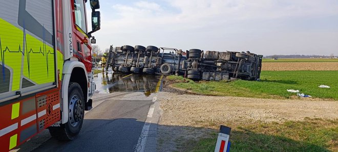 Trčili sta osebno in tovorno vozilo s cisterno.
