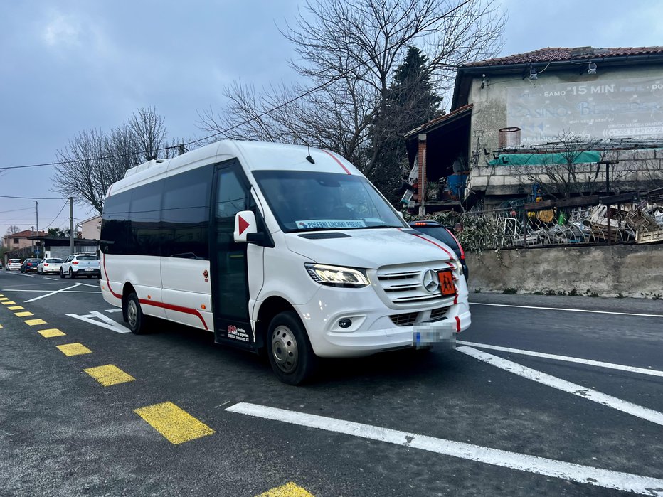 Fotografija: Zgodilo naj bi se na tem šolskem avtobusu. FOTO: Moni Černe