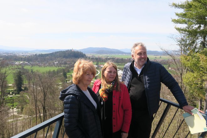 Marija Magdalena Kregar, Melita Strgar Miš in Aleš Ocepek (od leve proti desni) na vrhu FOTO: JANEZ PETKOVŠEK