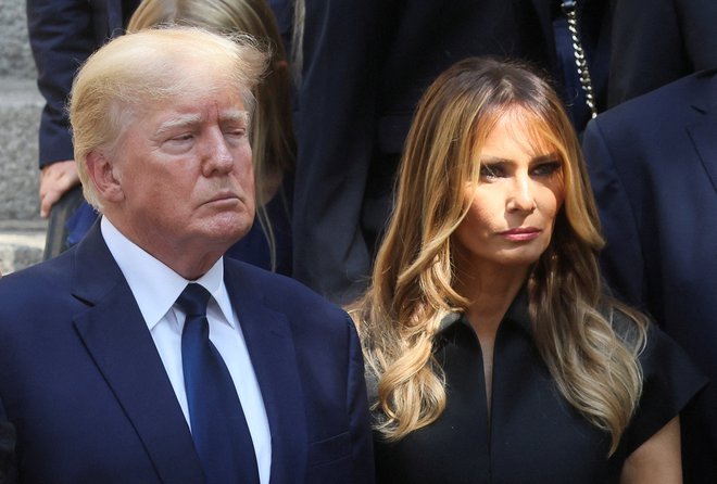 Nekdanji predsednik ZDA Donald Trump in njegova žena Melania na pogrebu Ivane Trump. FOTO: Brendan Mcdermid Reuters