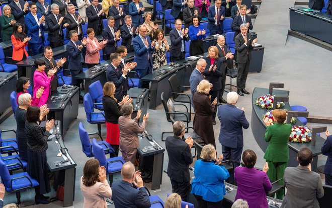 Z govorom v nemščini je navdušil poslance. FOTO: Arthur Edwards, Reuters