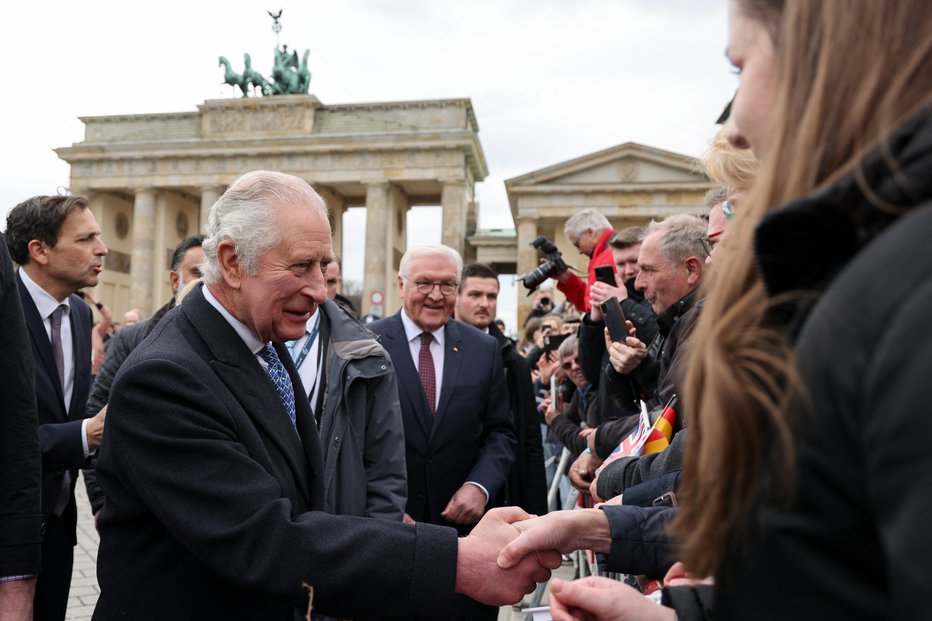 Fotografija: Mnogi so mu želeli seči v roko. FOTO: ADRIAN DENNIS/Reuters