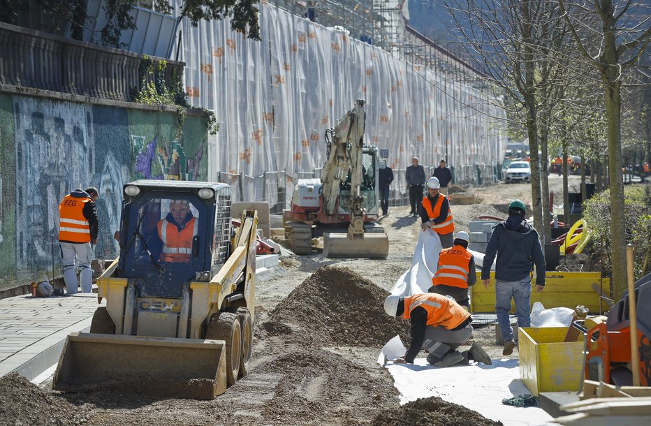 Fotografija: Stara drevesa so nadomestili z novimi in uredili tlakovce. FOTO: Jože Suhadolnik, Delo