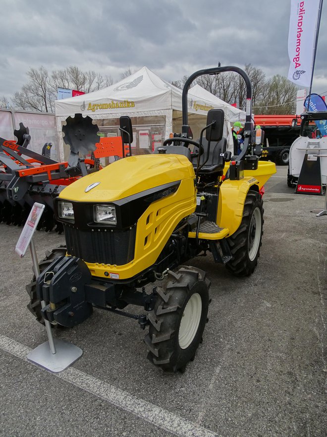 Avenger 26 4 WD je bil najverjetneje najcenejši dvoosni traktor na sejmu. Njegova cena je bila 8588,80 evra z DDV. Gre za indijski traktor s trivaljnim motorjem s 26 KM.