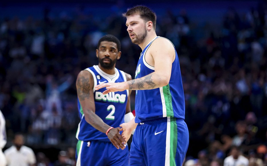 Fotografija: Luka Dončić in Kyrie Irving (v ozadju) sta Sacramentu skupaj nasula 60 točk. FOTO: Kevin Jairaj/USA Today Sports