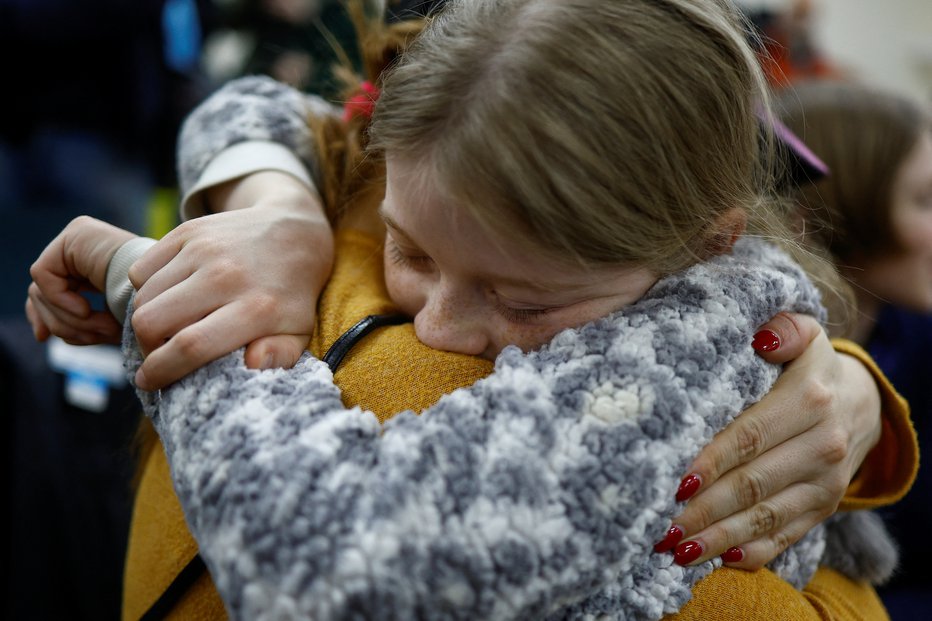 Fotografija: Valeria v objemu svoje mame. FOTO: Valentyn Ogirenko Reuters