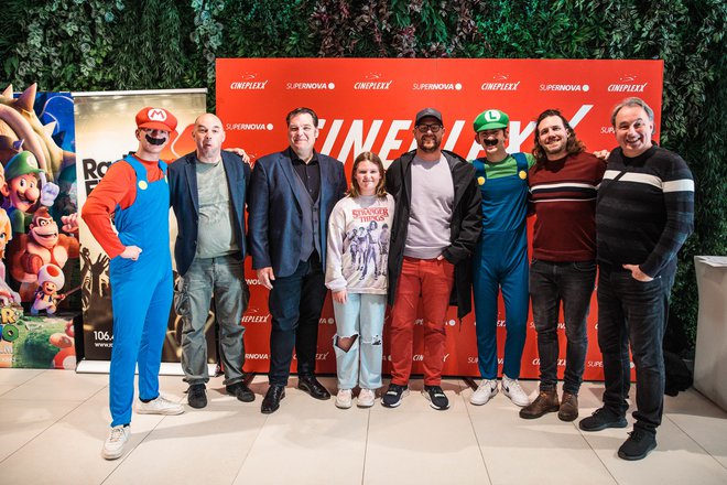 Premiero je skupaj z Mariem in Luigijem obiskal tudi del sinhronizacijske ekipe: Gaber K. Trseglav, Štefan Kusar, Leni Buh, Uroš Buh, Žiga Bunič in Marjan Bunič. FOTOGRAFIJE: Sandi Fiser