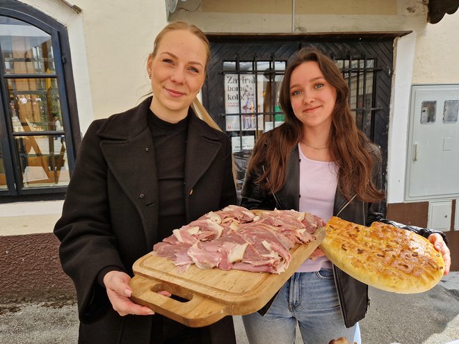 Metličani so po uradnem delu poskrbeli za pogostitev.