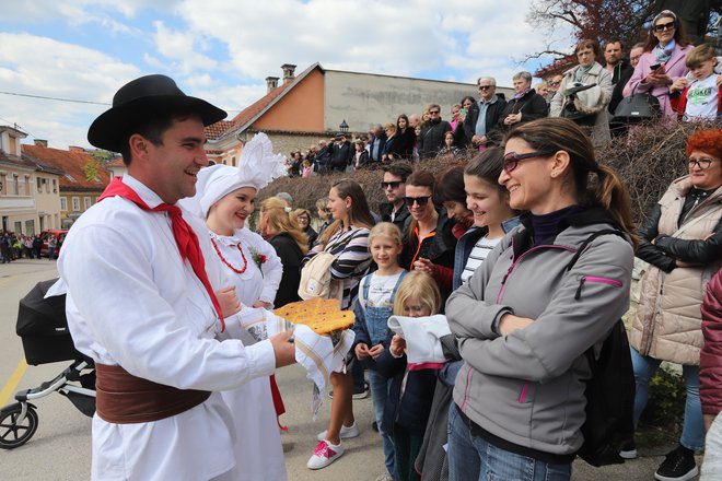 Kaj drugega kot belokranjsko pogačo so navrtilovci še pred prireditvijo ponudili gledalcem.