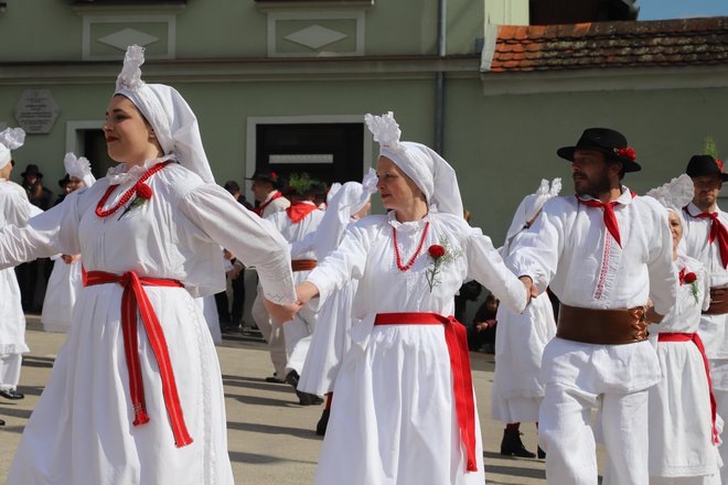 Plešejo brez glasbene spremljave, ritem jim daje pesem, ki jo sami prepevajo.