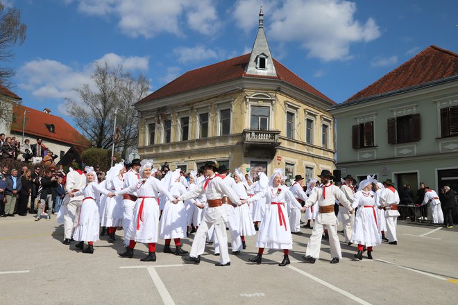 V Metliki običaj na velikonočni ponedeljek ohranjajo vsaj dve stoletji.