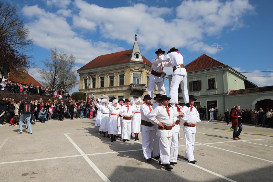 Fotografija: Zadnja od šestih iger, ki sestavljajo vuzemsko obredje – turn. FOTOGRAFIJE: Tanja Jakše Gazvoda