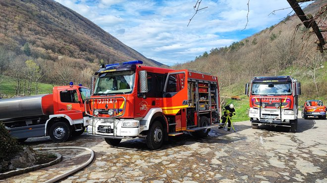 V Grgarju je uničenega pol nadstropja. FOTO: PGD Nova Gorica