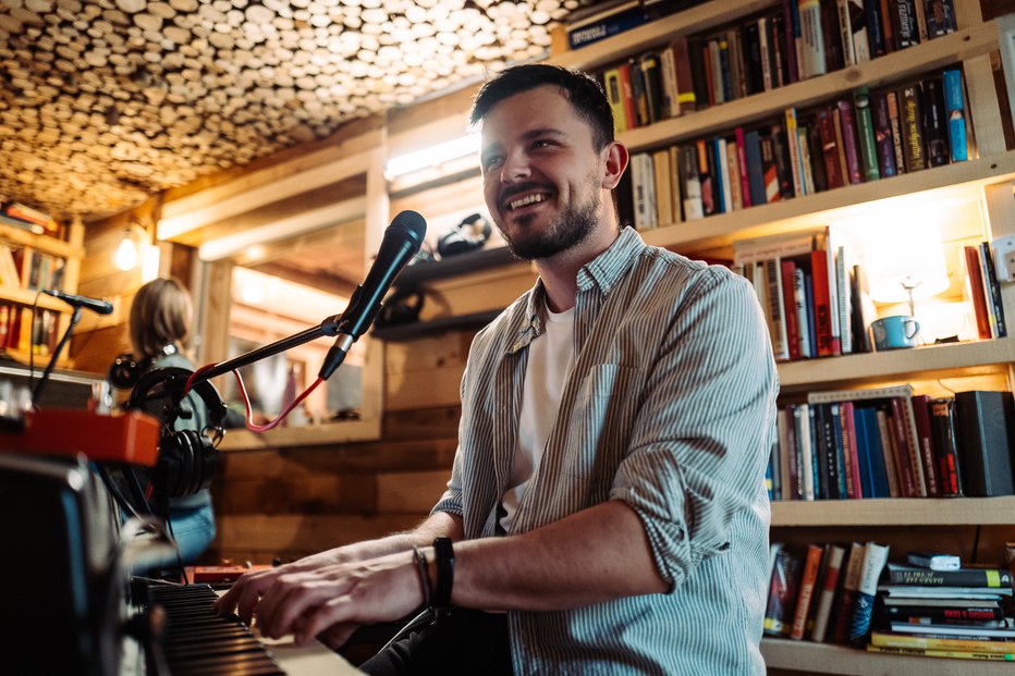 Fotografija: Diplomirani jazz pevec, pedagog in pianist nastopa tudi z Majo Keuc, reperjem Emkejem in Leopoldom I.