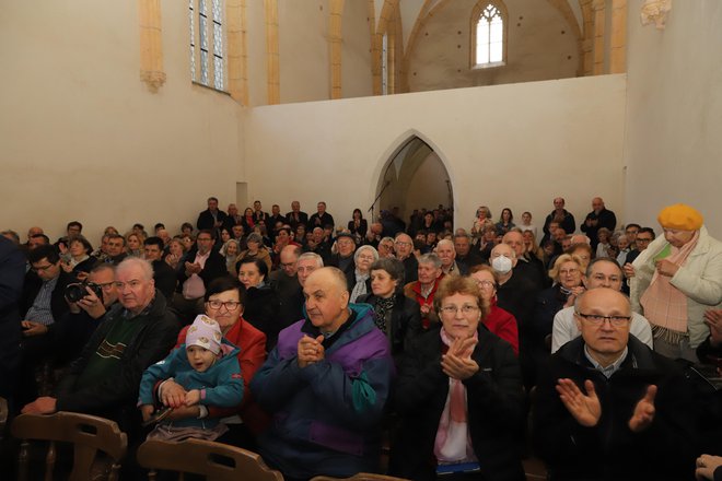 Božji hram je bil premajhen za vse, ki so želeli prisluhniti koralnemu zboru.