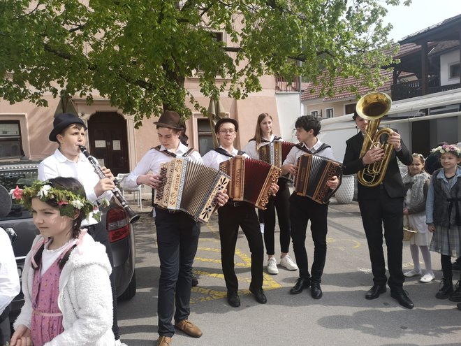 Miha Mastnak, David Mraz, Jaša Knez, Lara Lorger Čater, Lovro Hirci in Nino Požun (od leve) so spremljali sprevod.