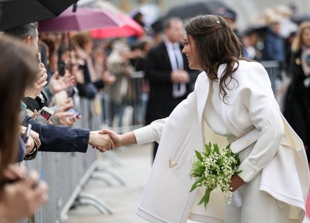 Srečo na skupni poti jima je prišlo zaželet ogromno princesinih rojakov.