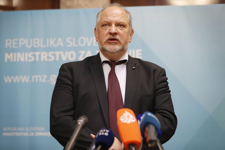 Fotografija: Vodja konzularne službe na zunanjem ministrstvu Andrej Šter. FOTO: Leon Vidic/delo 