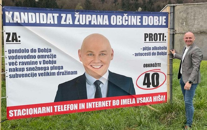 
Muzikant pred 'svojim' plakatom