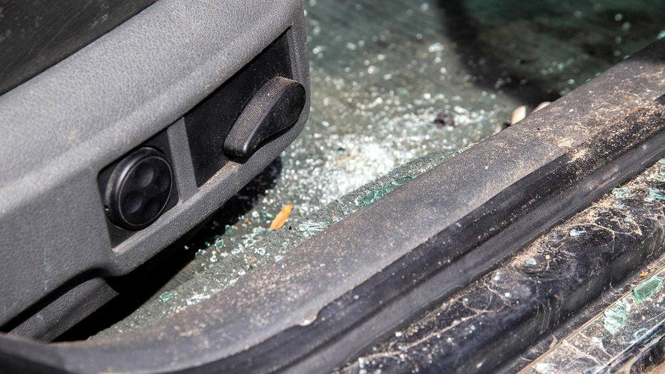 Fotografija: Shards of a windshield in a car after an accident on the road. Road safety. Pedestrian and car insurance FOTO: Henadzi Pechan Getty Images/istockphoto