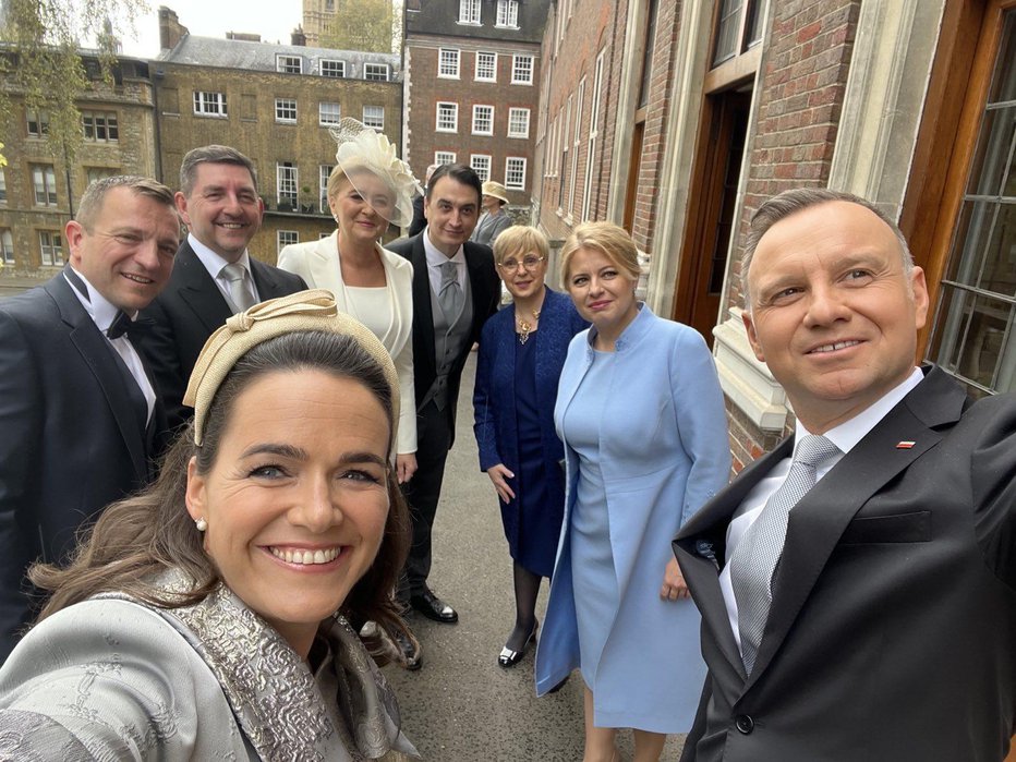 Fotografija: Predsednica Nataša Pirc Musar, madžarska predsednica Katalin Novak, slovaška predsednica Zuzana Caputova in poljski predsednik Andrzej Duda s soprogo in soprogi. FOTO: UPRS