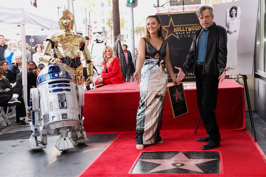 Fotografija: Na slovesnosti sta se ji priklonila hči Billie in soigralec Mark Hamill. FOTO: Mario Anzuoni/Reuters