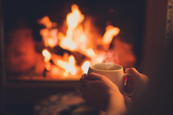 Sedenje pri kaminu je resda prijetno, a bolnikom z astmo lahko povzroči dodatne preglavice. FOTO: Getty Images/iStockphoto