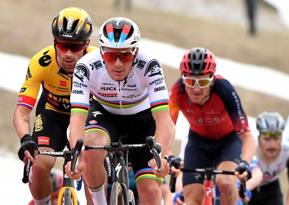 Fotografija: Remco Evenepoel (v osredju) in Primož Roglič sta iz zavetrja prišla le za sprint za 4. mesto. FOTO: Jennifer Lorenzini/Reuters