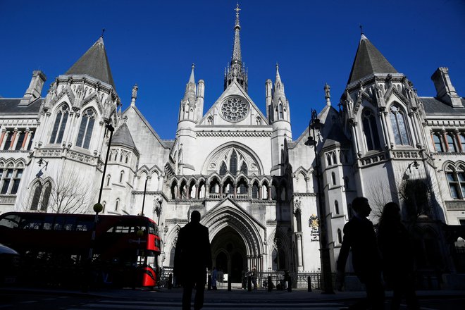 Glavna obravnava se je na londonskem sodišču začela konec prejšnjega tedna. FOTO: Toby Melville, Reuters