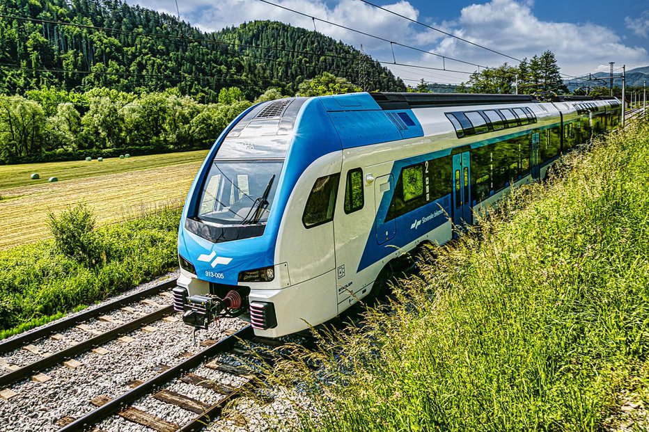 Fotografija: S pogostejšo uporabo javnega potniškega prometa lahko pripomoremo k čistejšemu okolju. FOTO: Slovenske železnice