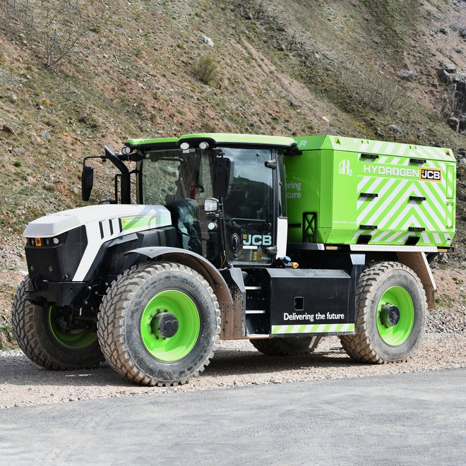 JCB cisterna za vodik, ki je nameščena na JCB Fastrac osnovo, omogoča polnjenje traktorja JCB hydrogen tudi na terenu. FOTO: JCB