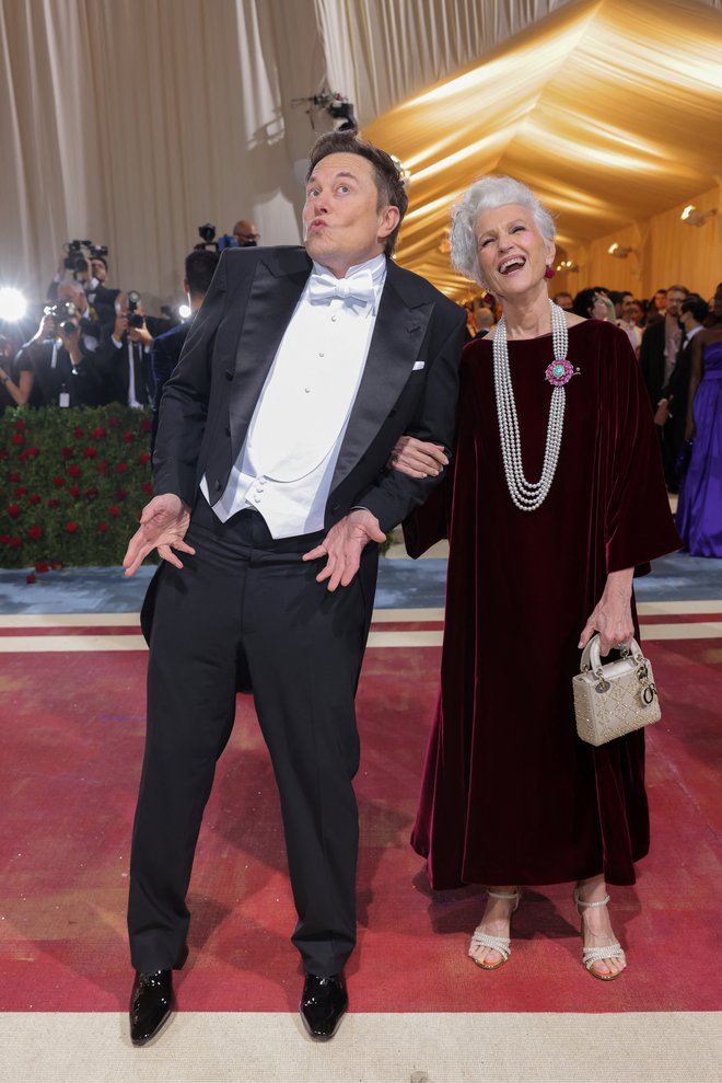 Doslej najstarejša, ki je pozirala v kopalkah za slovito revijo, je bila Elonova mama Maye Musk. FOTO: Andrew Kelly/Reuters