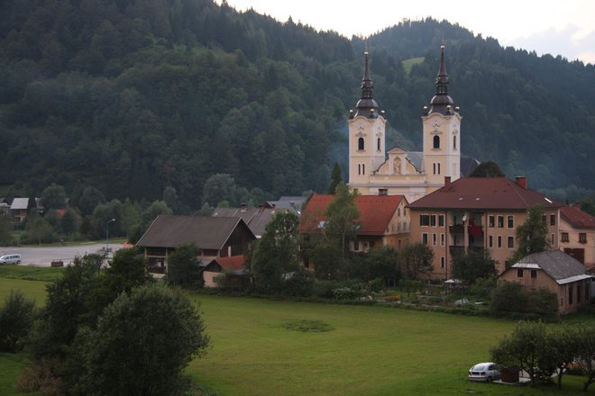 V žirovski občini živi okoli 5000 prebivalcev – in še nekaj medvedov. FOTO: Špela Ankele