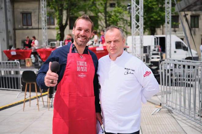 Iztok Gustinčič je šaljivo povezoval festival testenin, nekaj skrivnosti o kuhi mu je razkril vrhunski chef Matjaž Cotič.