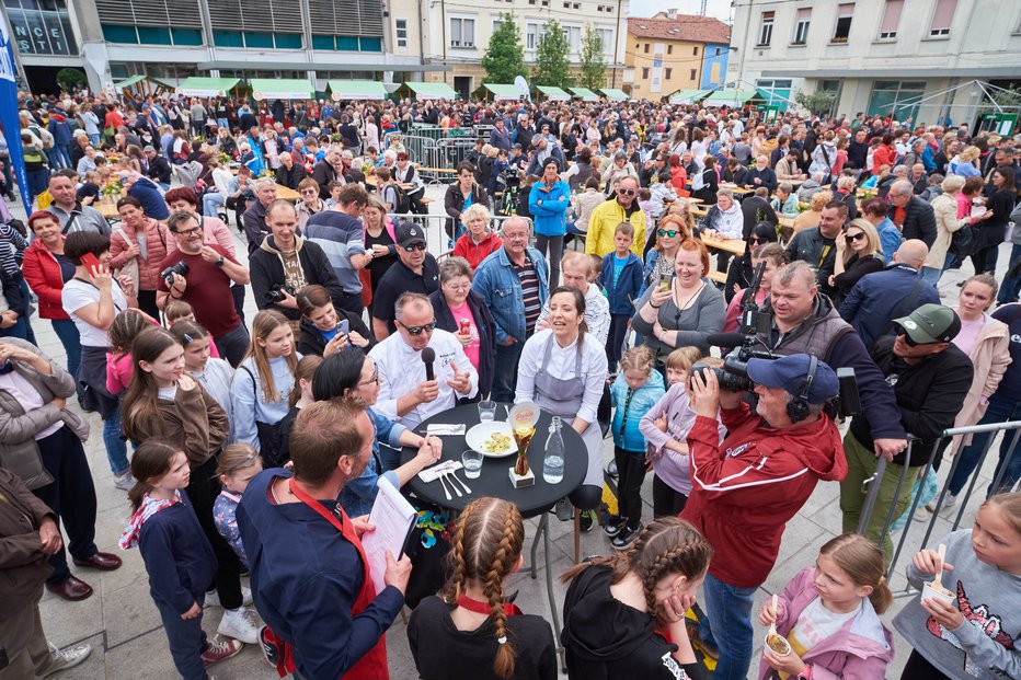 Fotografija: Nepregledna množica ljubiteljev testenin. FOTOGRAFIJE: Mediaspeed.net