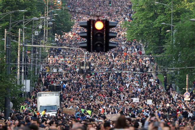 Po opozicijskih protestih bo zdaj shod v organizaciji vladajoče SNS. FOTO: Marko Djurica, Reuters