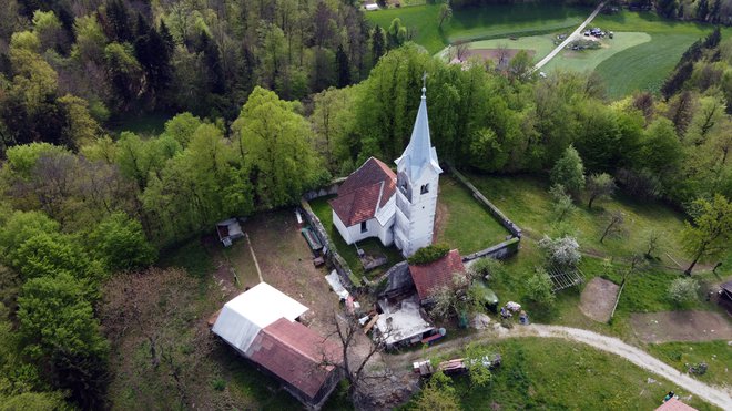 Za obzidjem, sredi dvorišča, stoji srednjeveška cerkvica sv. Kunigunde iz 16. stoletja.