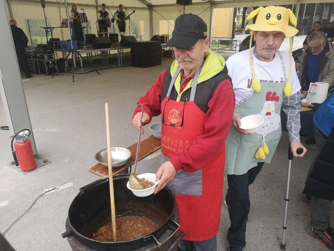 Kuhal jih je tudi priljubljeni pridelovalec mesnin Zdovc iz Lipovšice.