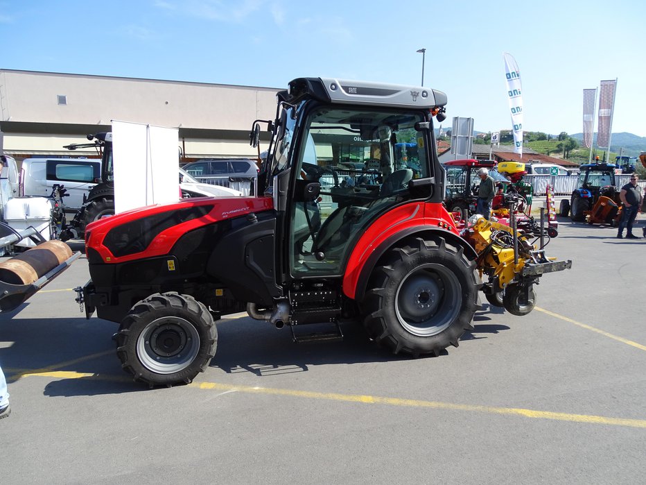 Fotografija: Same frutteo CVT 95 ima 70 kW (95 KM) moči. Zadnje hidravlično dvigalo dvigne 3800 kg. FOTOgrafije: Tomaž Poje