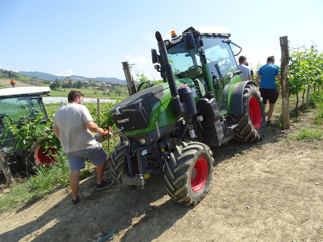 Fendt 211 V vario ima 77 kW (105 KM) nazivne moči (ECE R 120). Maksimalna moč z dodatno močjo dynamicperformance pa je 91 kW (124 KM). Zadnje hidravlično dvigalo dvigne 2775 daN (kg).