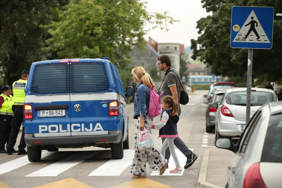 Fotografija: Zaradi razjasnitve vseh dejstev in okoliščin policisti prosijo za pomoč. Fotografija je simbolična. FOTO: Foto: Jure Eržen, Delo