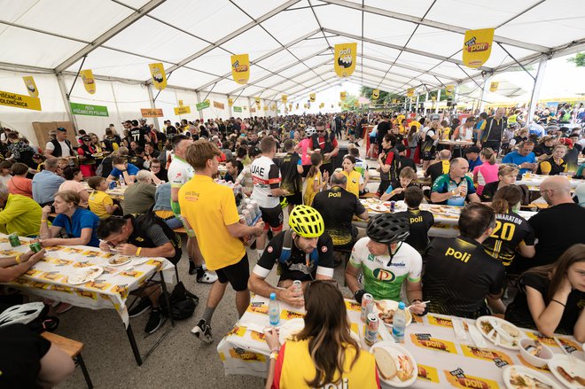 Po končanem maratonu so si privoščili zasluženo malico, druženje in zabavo. FOTO: Mediaspeed.net